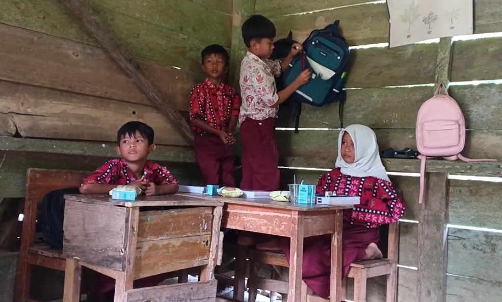 Viral Siswa SD di Enrekang Bergelantungan di Kelas, Kondisi Sekolah Jadi Sorotan